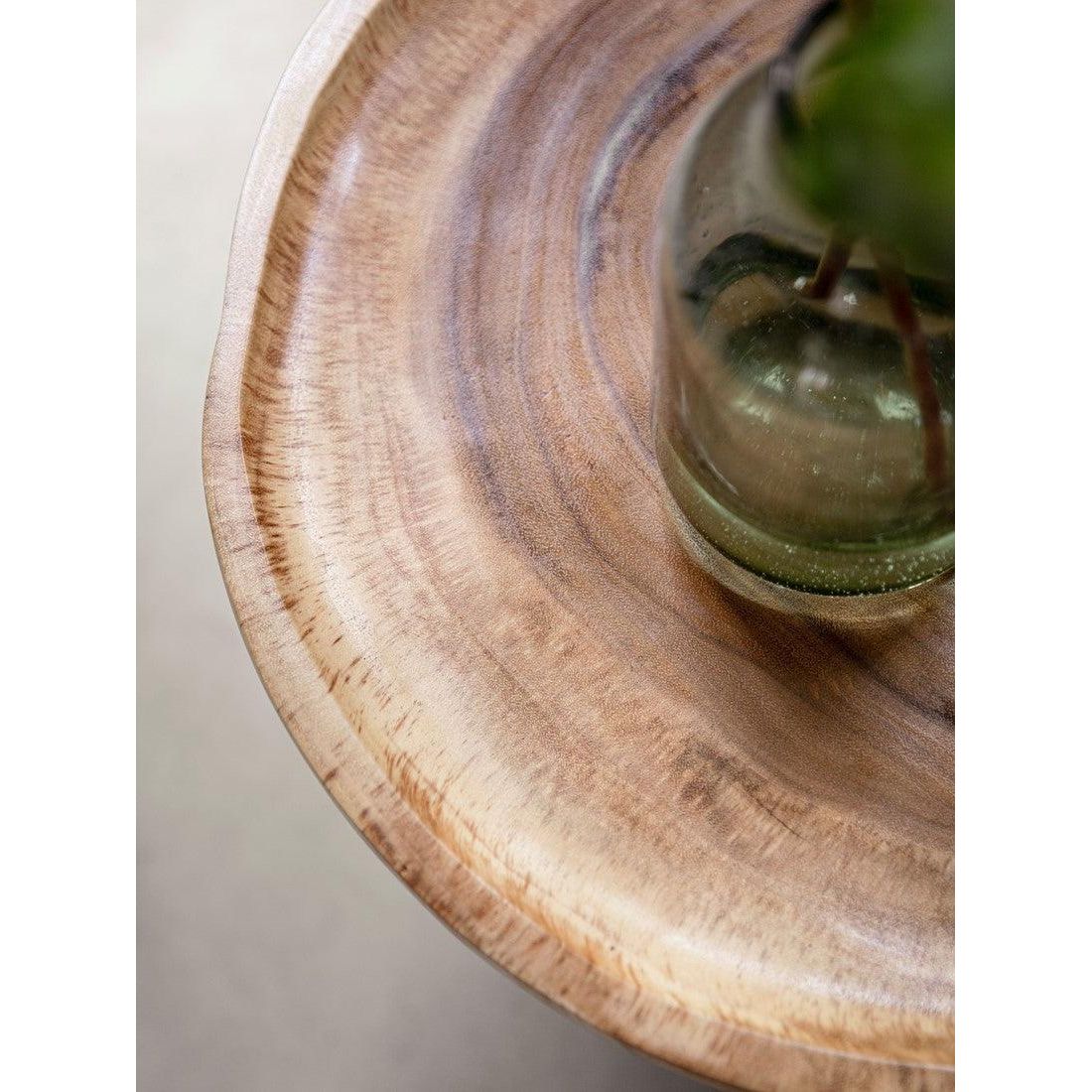 Salontafel Plato van MUST Living, massief houten salontafel op vier poten in een zithoek