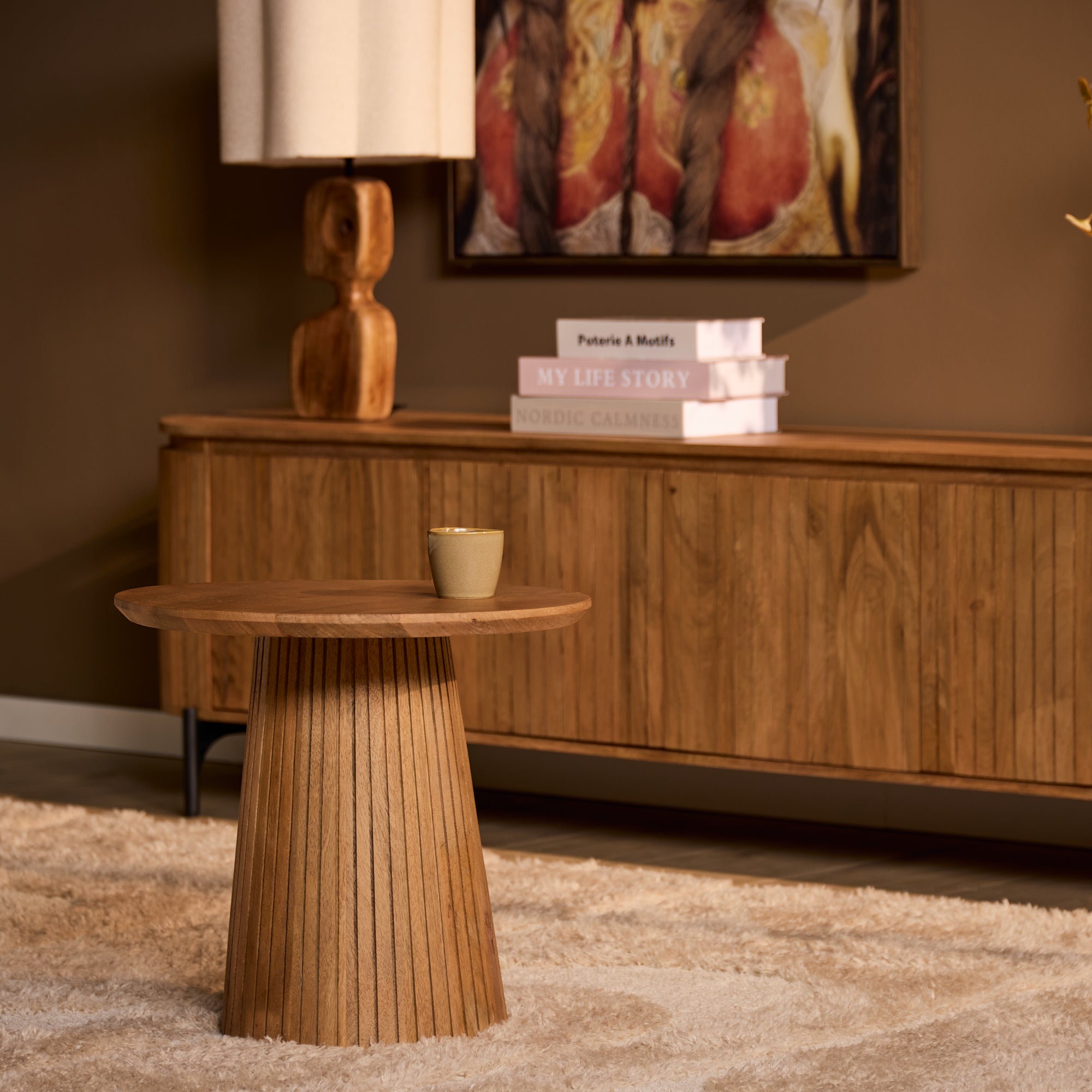 Ronde salontafel Solana van Starfurn in naturel mangohout met een blad van 50 cm doorsnee
