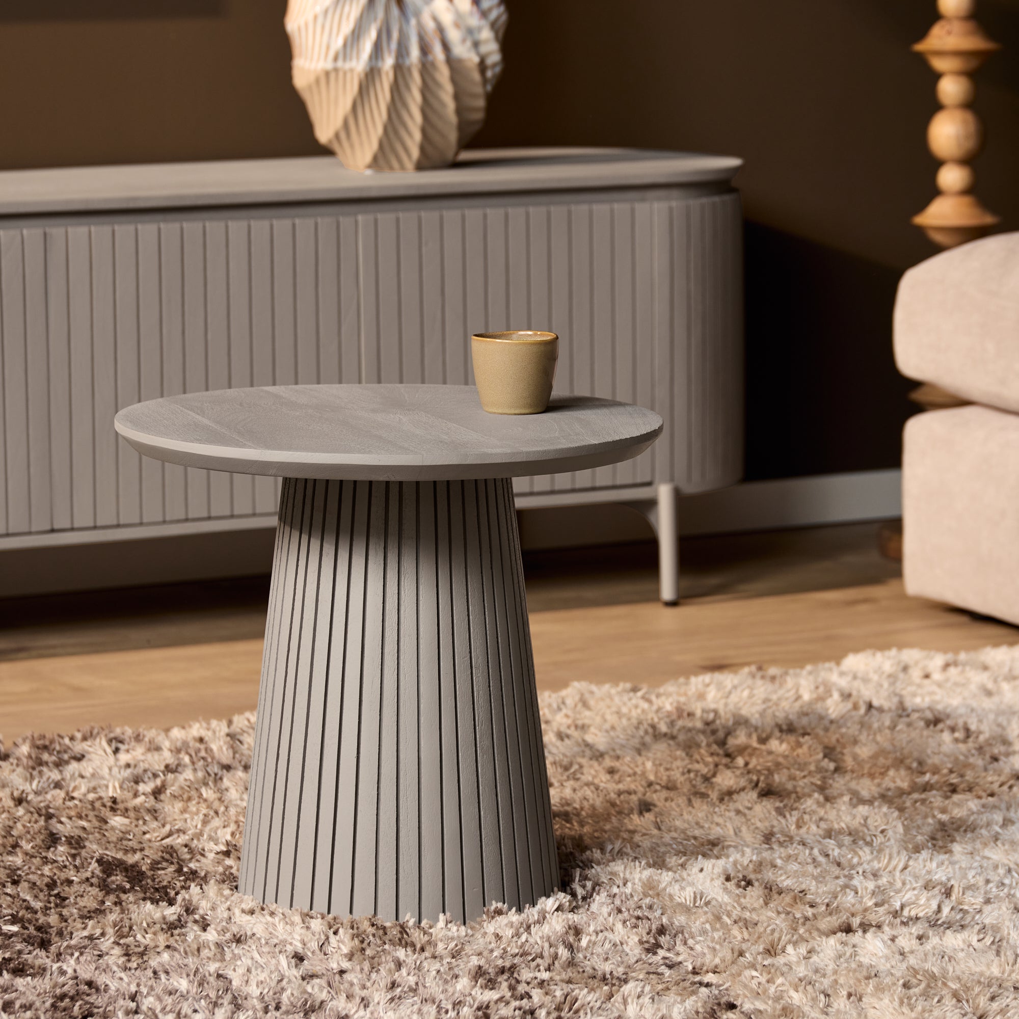 Salontafel Solana van Starfurn in taupe mangohout, rond blad van 50 cm op een brede middenpoot