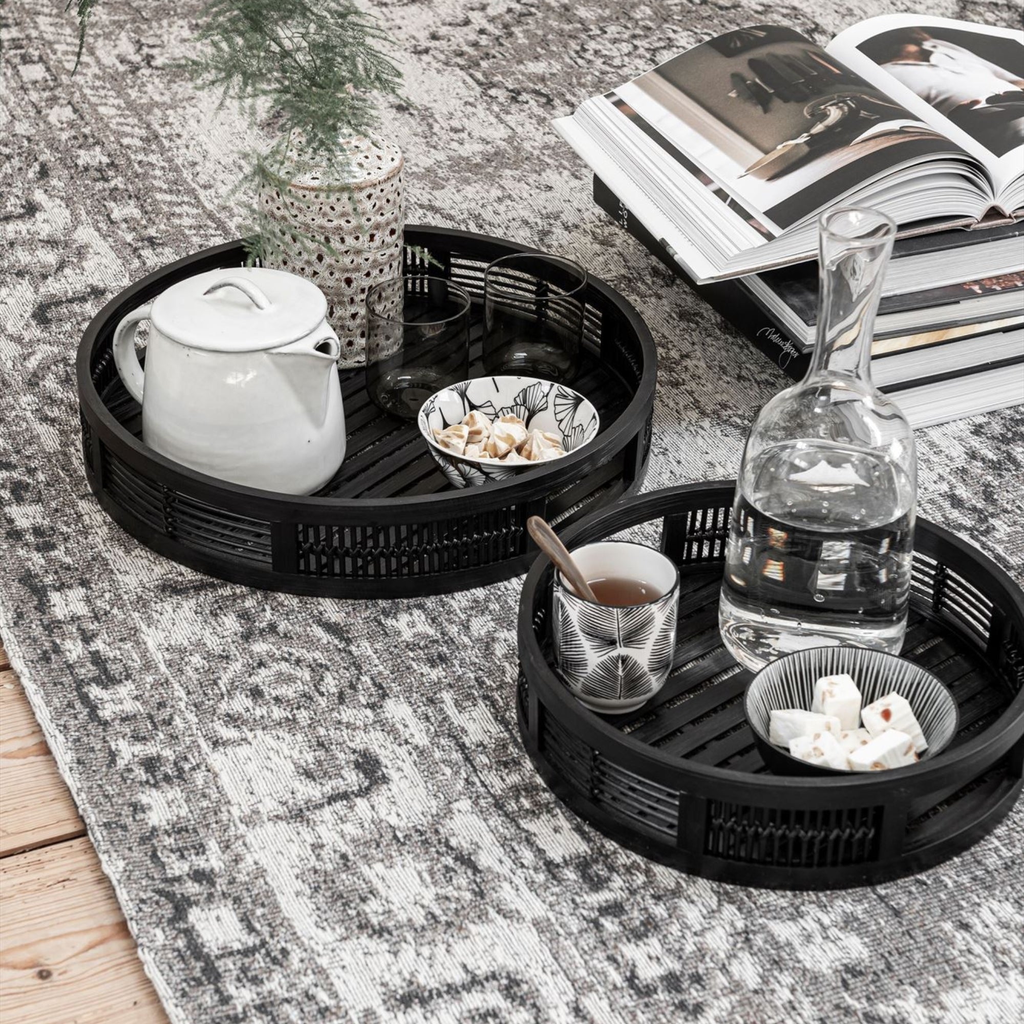 Set van 2 dienbladen Algarve van MUST Living, zwarte bladen in twee formaten naast elkaar