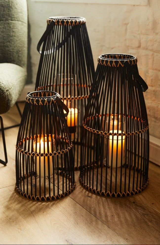 Set Van 3 Lantaarns Skagen Bamboe Zwart van Pomax, sfeerfoto van de zwarte bamboe lantaarns in een interieur