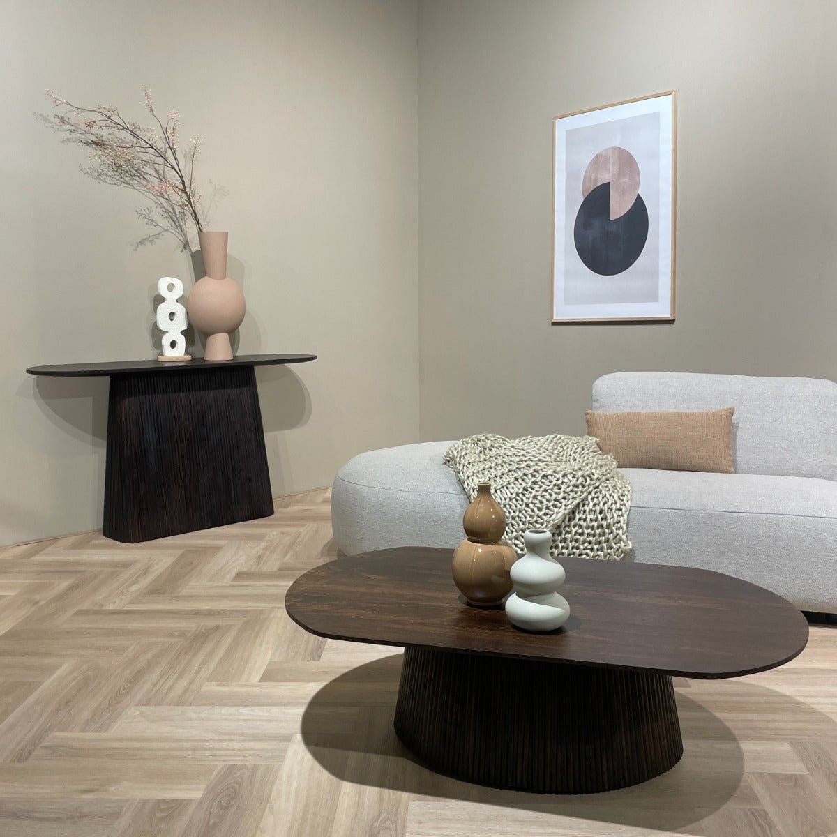 Donkere Salvator sidetable in een woonkamer met bank en ovale salontafel