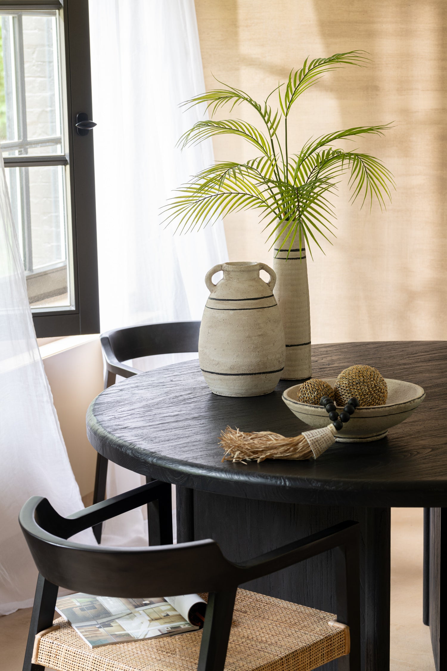 Tafel Rond Teak Hout Zwart Dia 150cmH75cm - Eetkamertafel - J-Line - livinglovely.nl