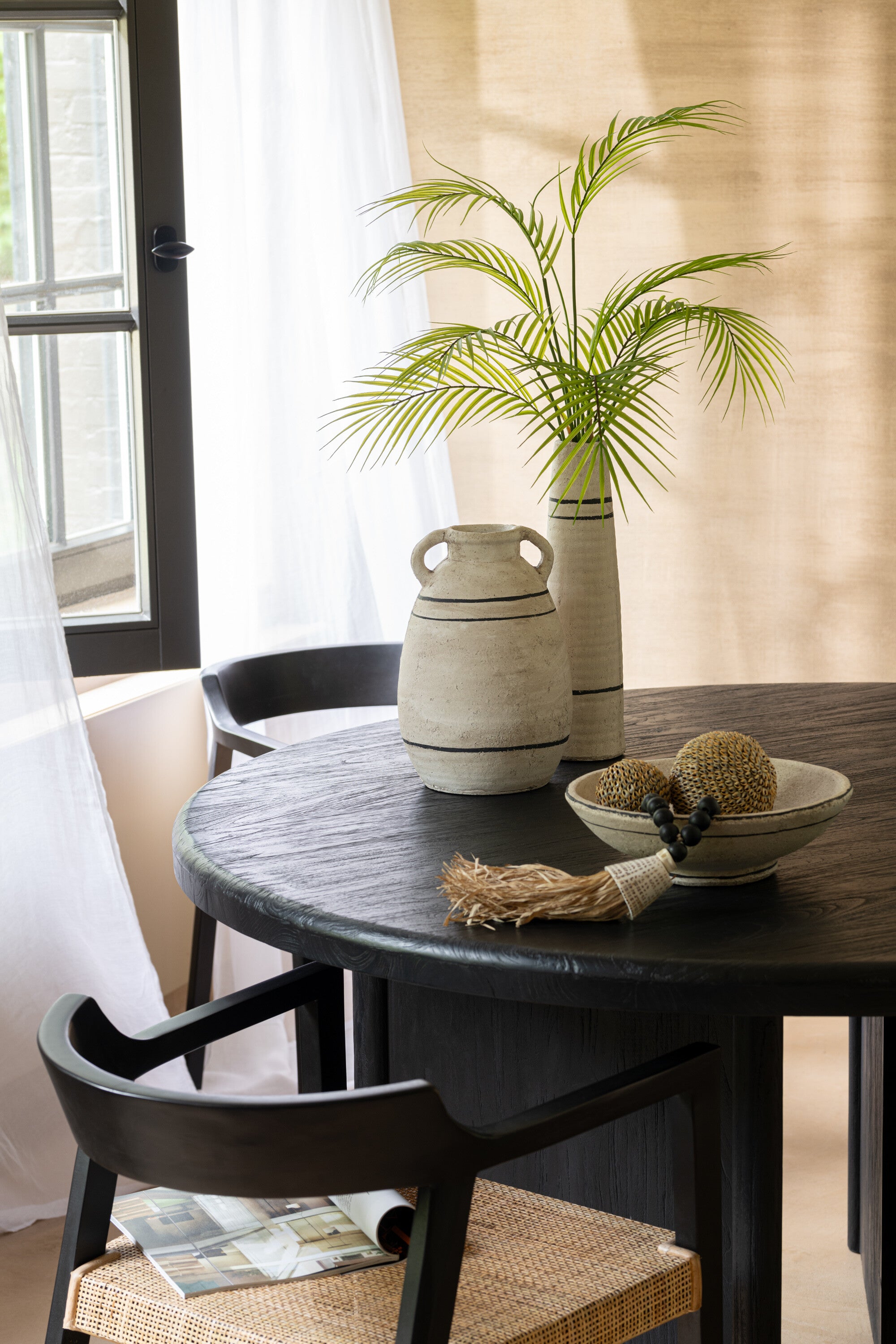 Tafel Rond Teak Hout Zwart Dia 150cmH75cm - Eetkamertafel - J-Line - livinglovely.nl