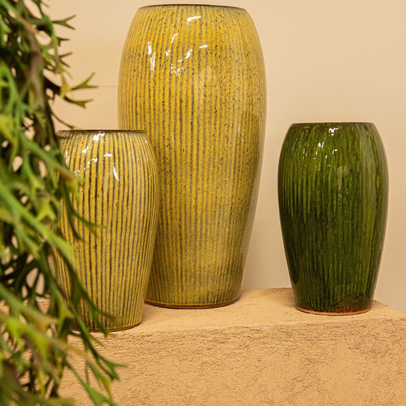 Tamica Dark Brown Ceramic Pot M van PTMD, sfeerfoto met plant in de woonkamer