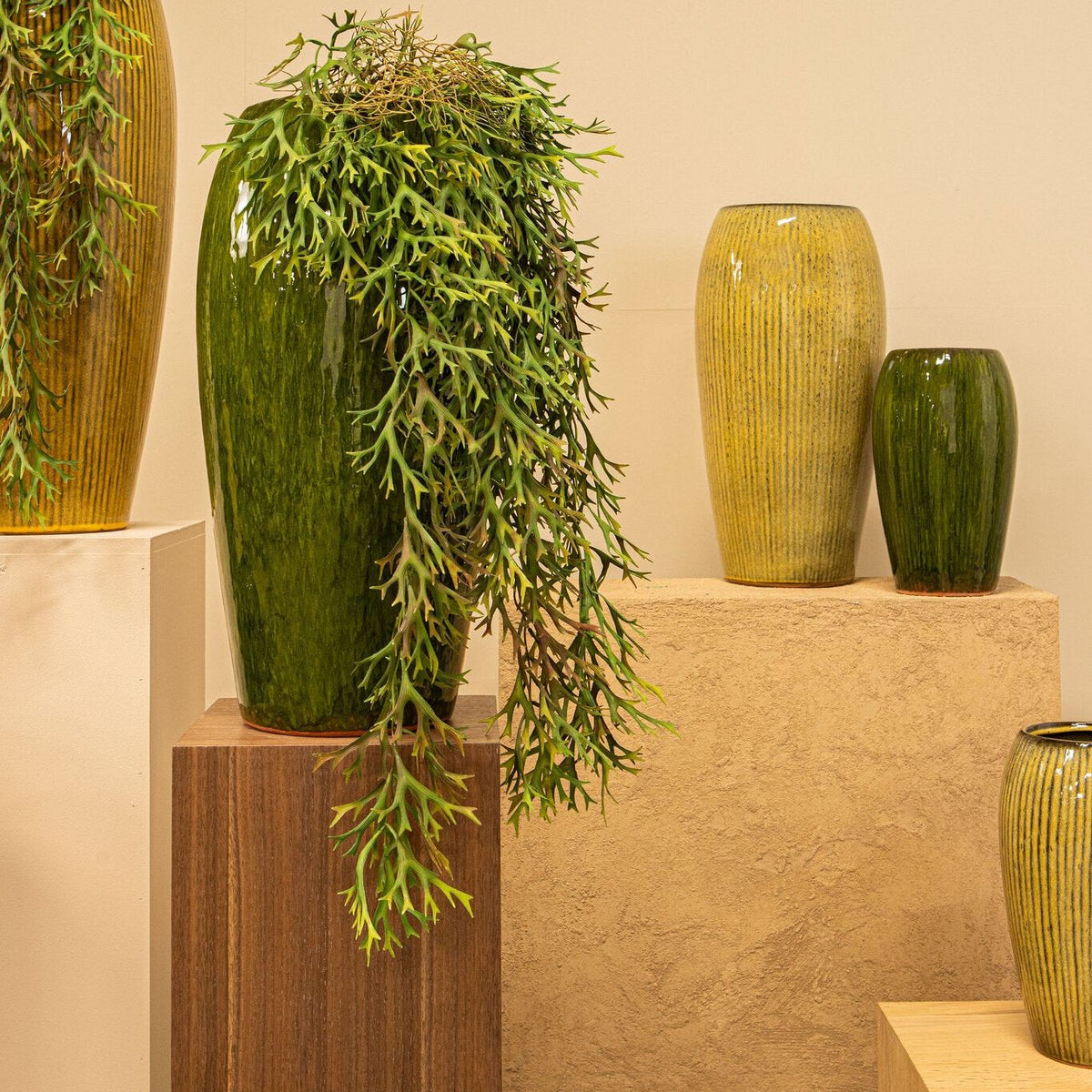Tamica Dark Green Ceramic Pot S van PTMD in een sfeervolle interieursetting