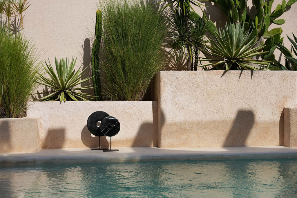 The Marble Disc on Stand - Black - L - Ornament - Bazar Bizar - livinglovely.nl