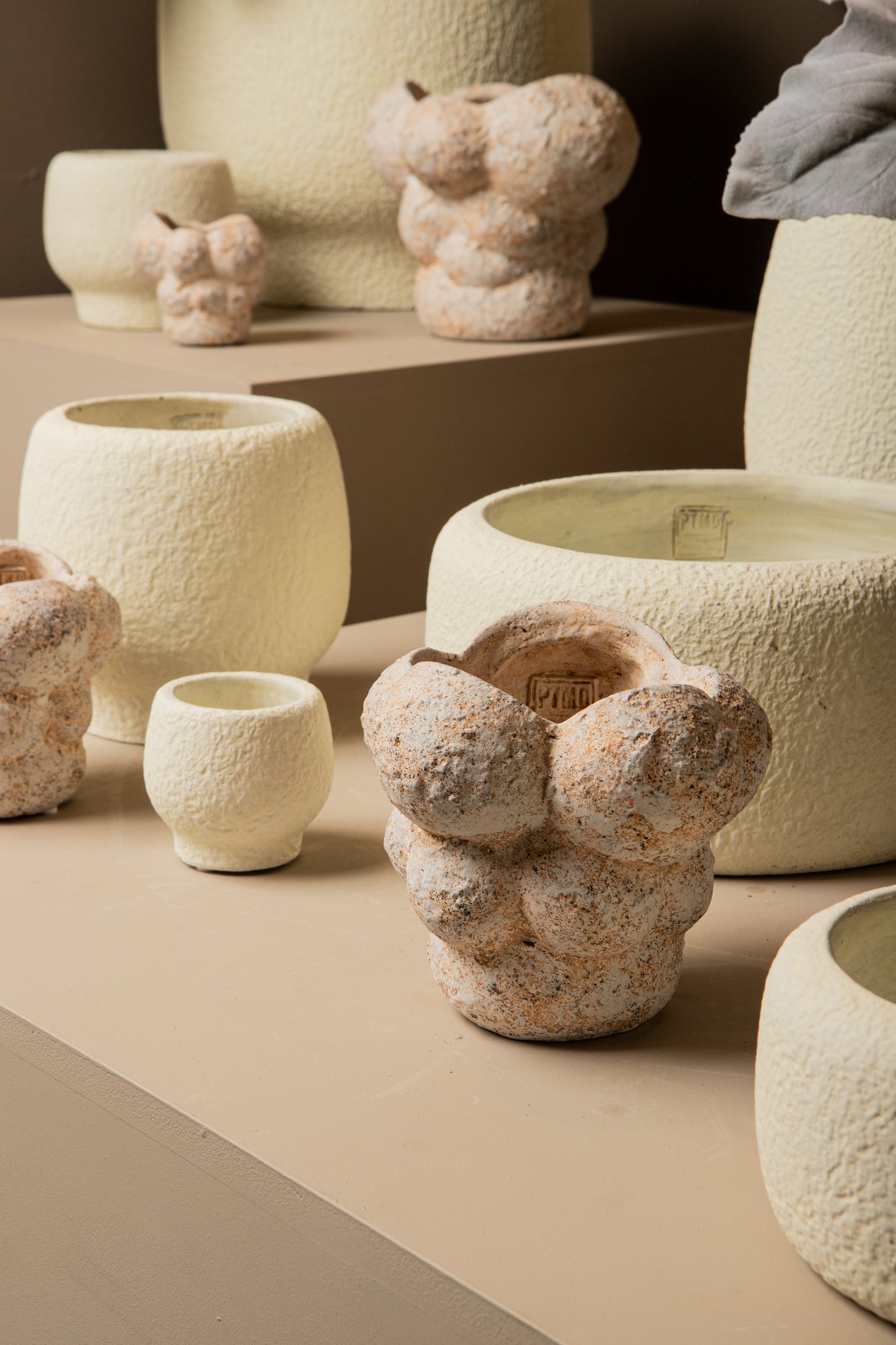 Vasilisa Cream Cement Pot Circles Rough Finish XL Dia29x27cm PTMD - Pot - PTMD - livinglovely.nl