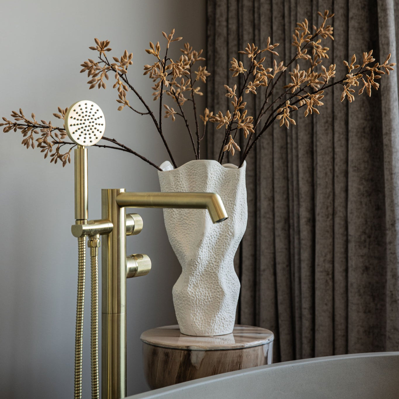 Violettee White Ceramic Wavy Vase Dot Pattern L 26x20x46cm PTMD - Vaas - PTMD - livinglovely.nl