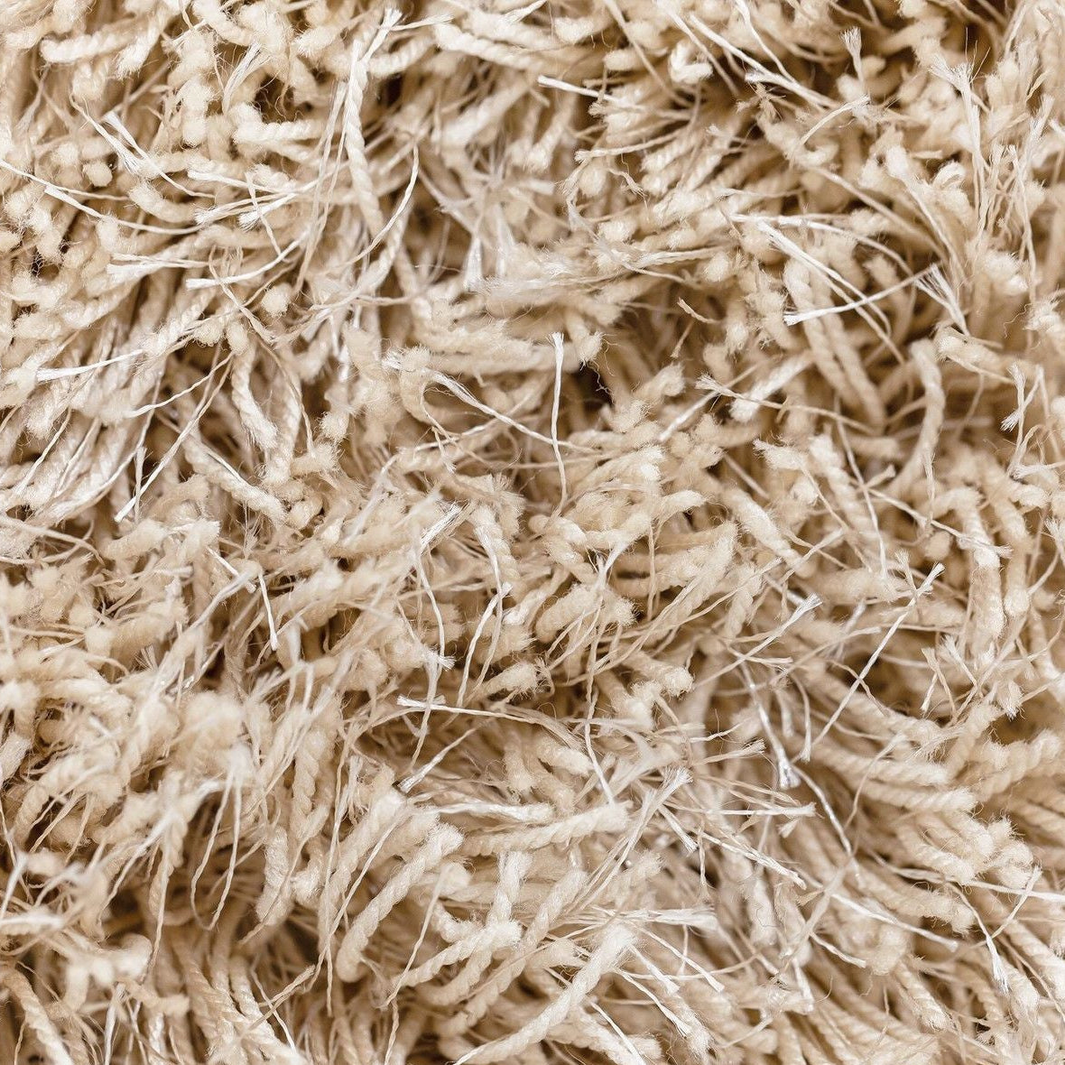 Vloerkleed Crown Beige 170x240cm van MUST Living schuin van opzij gezien, met zicht op de zijkant en de afwerking