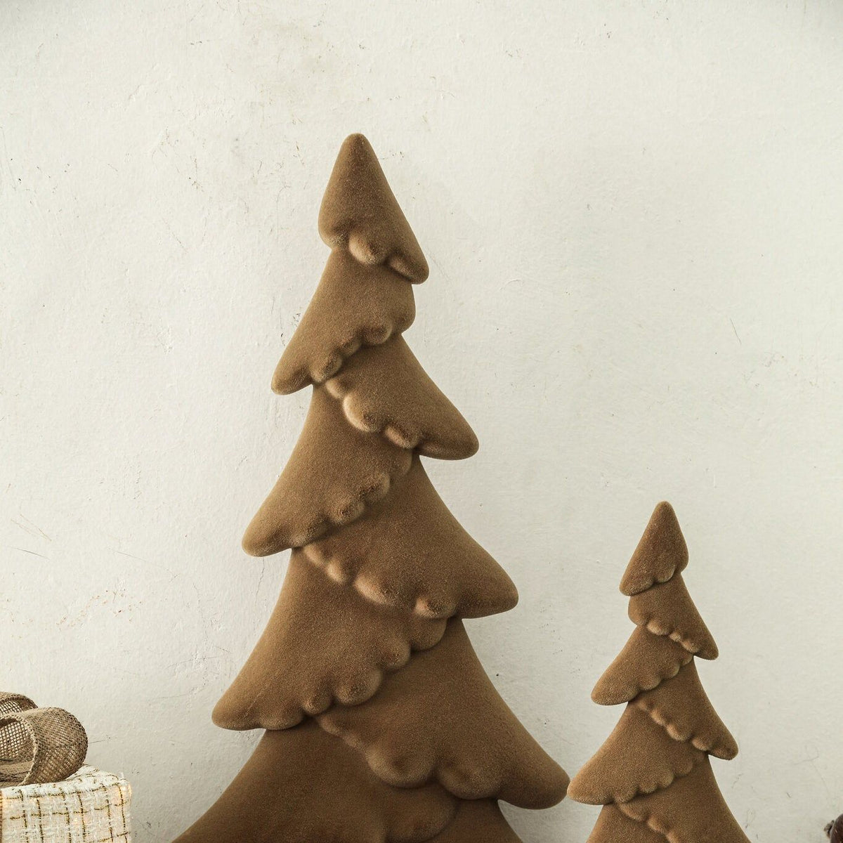 Yule Kerstboom Ovaal Beige Large van PTMD, sfeerbeeld met het beige kerstboombeeld als kerstdecoratie op een dressoir