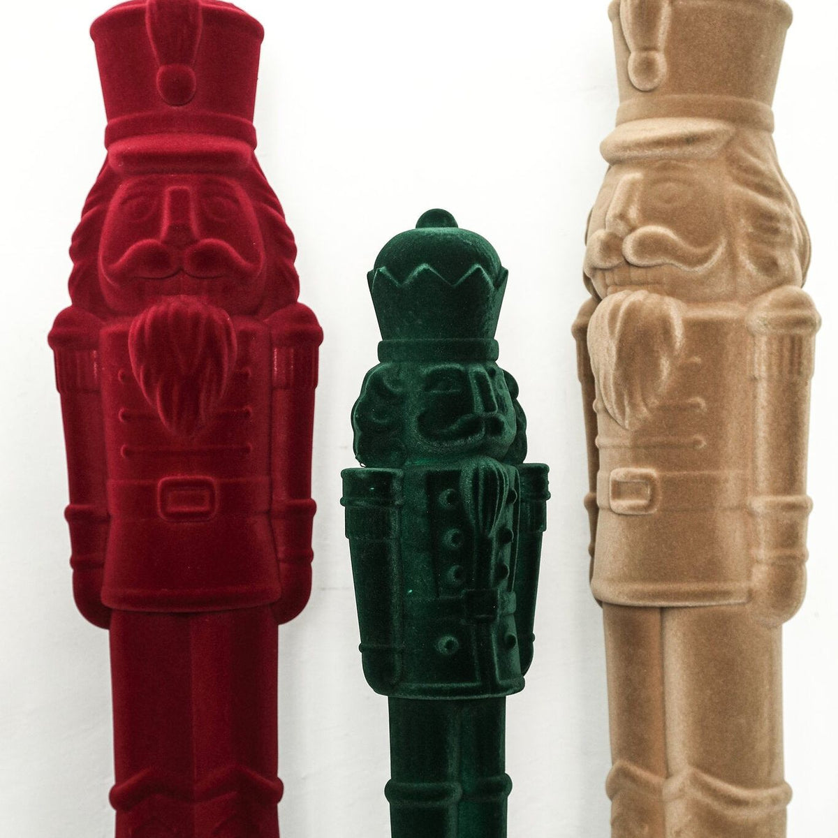 Yule Notenkraker Bordeaux Small van PTMD, fluwelen notenkrakers in bordeaux, groen en beige naast elkaar