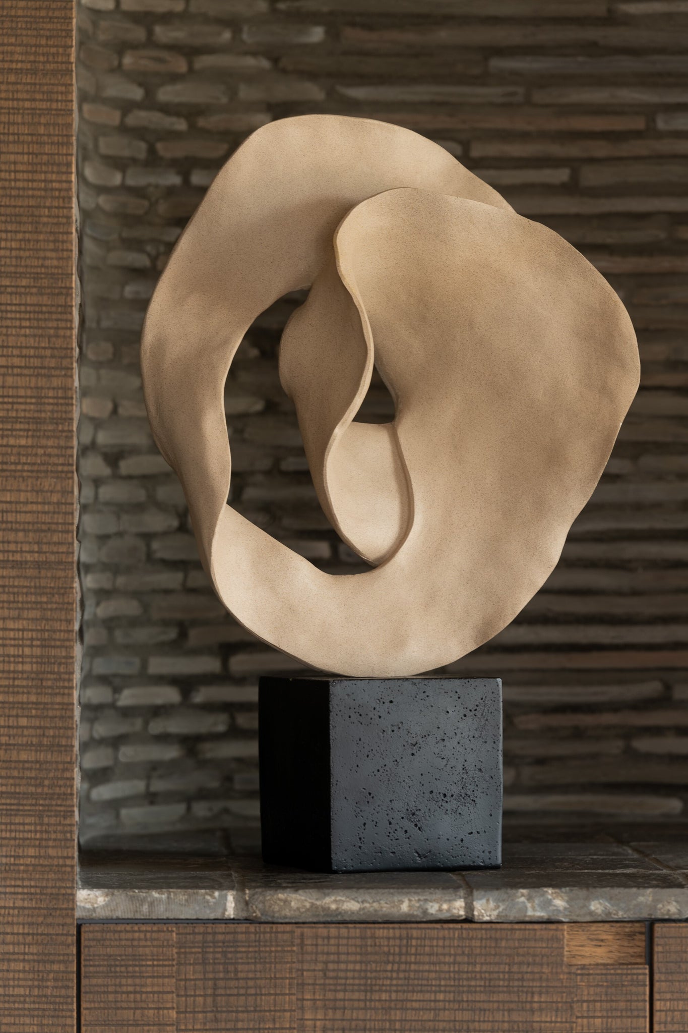 Deco Abstract Op Sokkel Resin Beige/Zwart J-Line