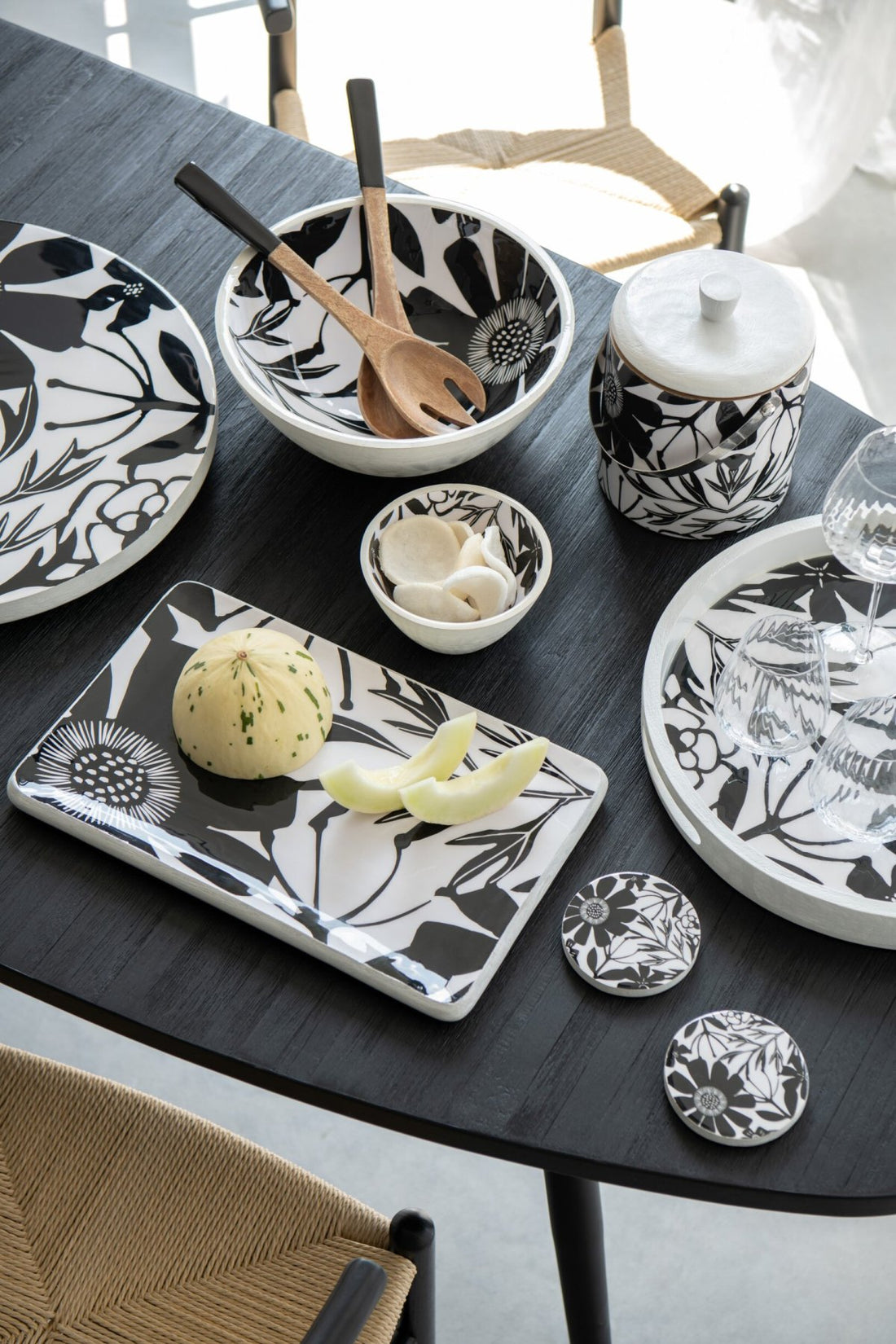 Dienblad Rond Met Handvaten Bloemen Mangohout Zwart/Wit J-Line