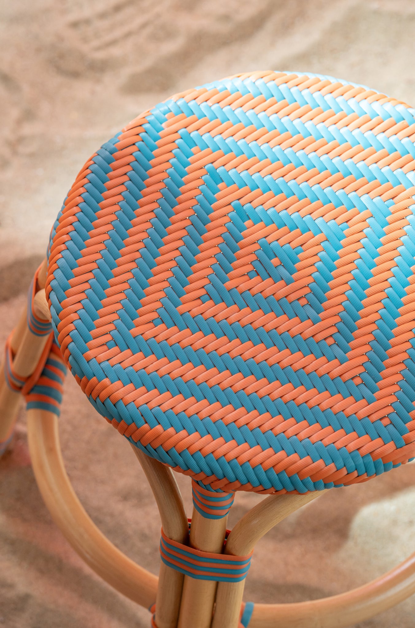 Outdoor Kruk Geo Rond Rotan Oranje/Turquoise J-Line