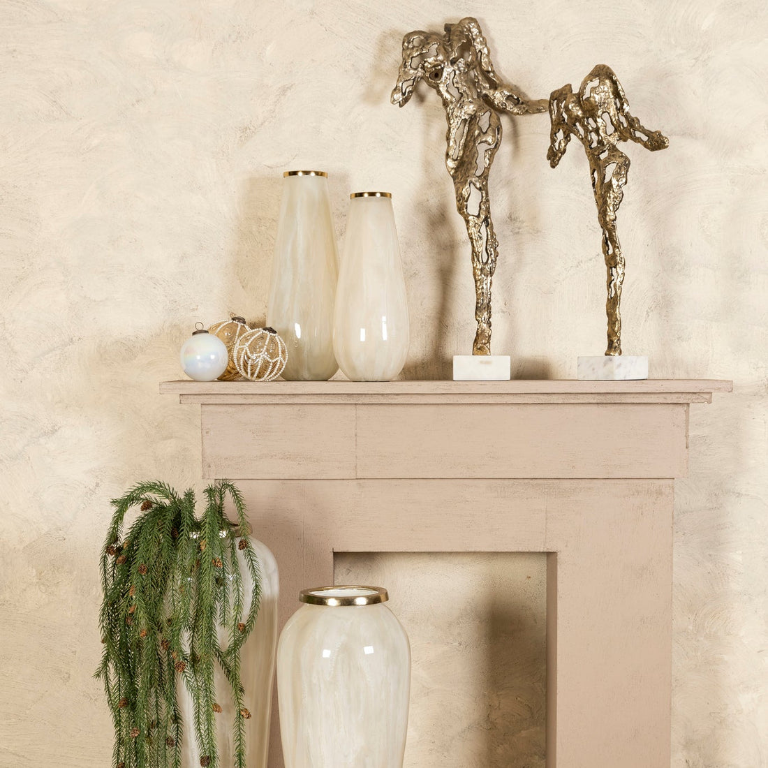 Vrouwenbeeld Tianna Antiek Gouden Aluminium met Marmeren Voet Large PTMD