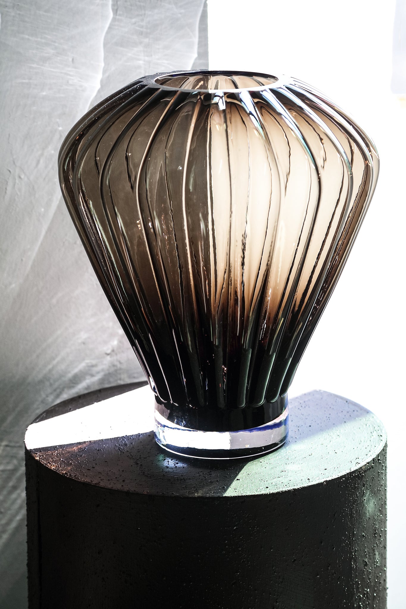 Jayci Brown Glass Solid Glass Ribbed Vaas L PTMD