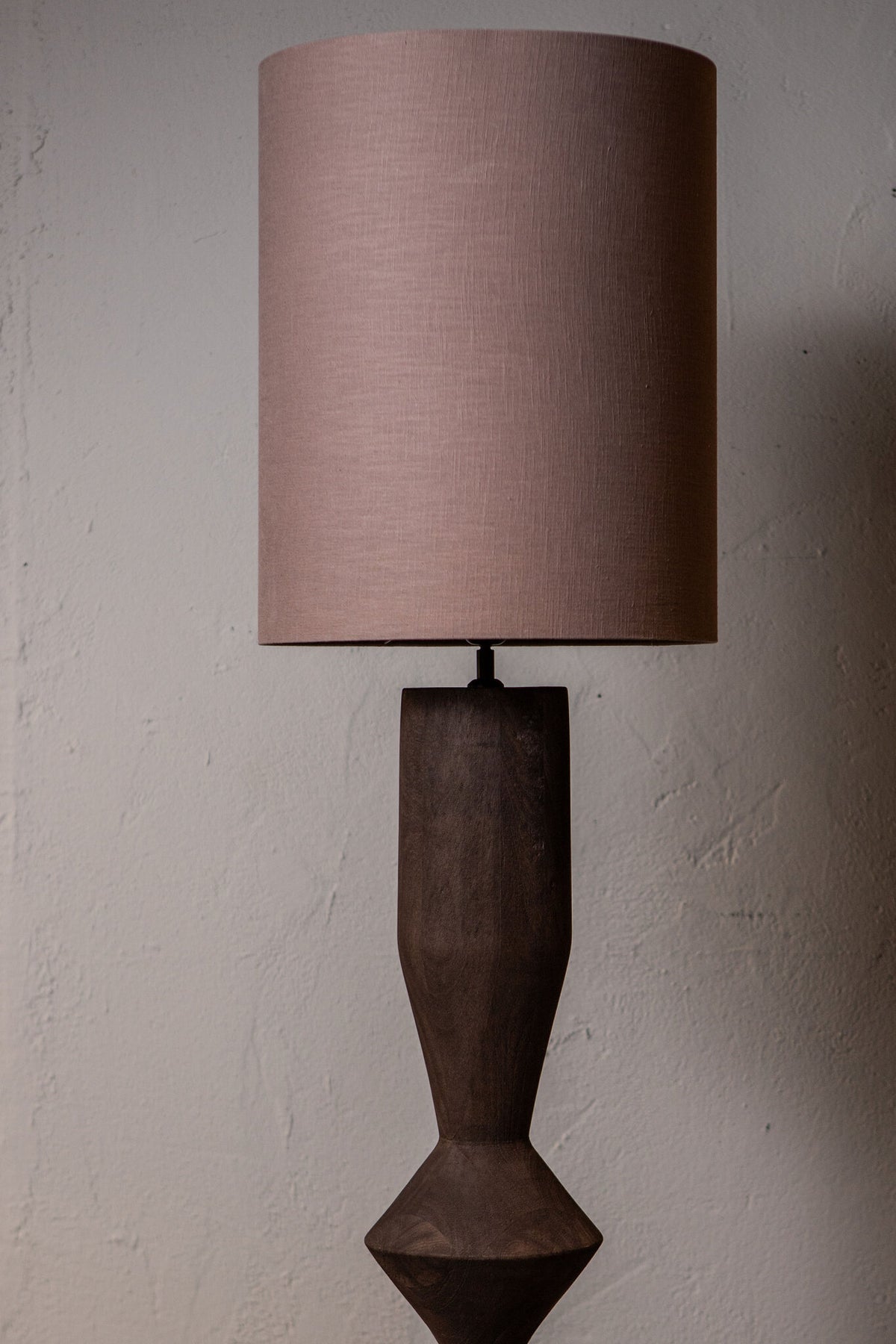 Stehlampe Elaine Braun Mangoholz Runde Basis H130cm PTMD