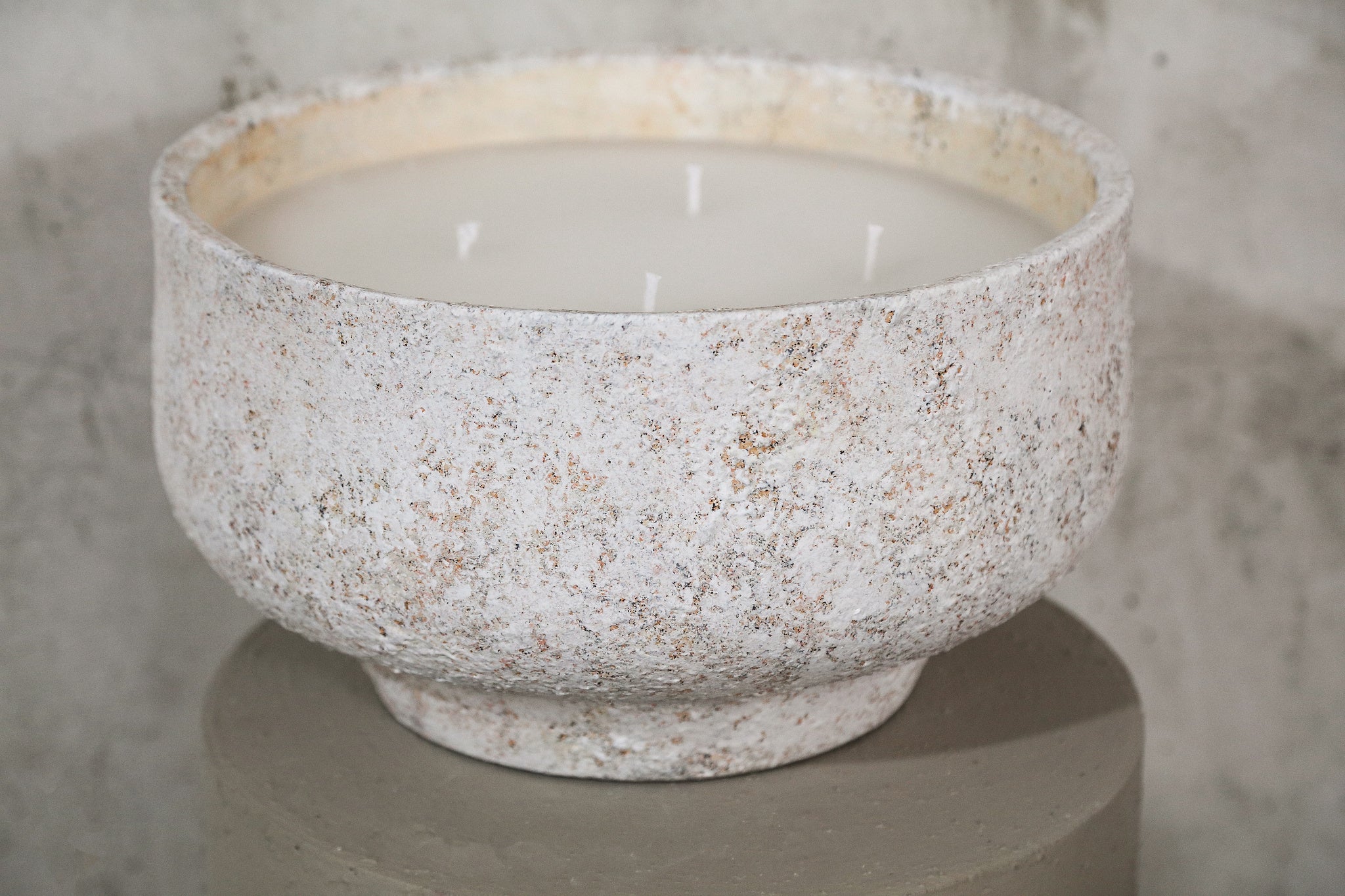 Outdoor Kaars Haily Wit Cement Op Voet Medium PTMD