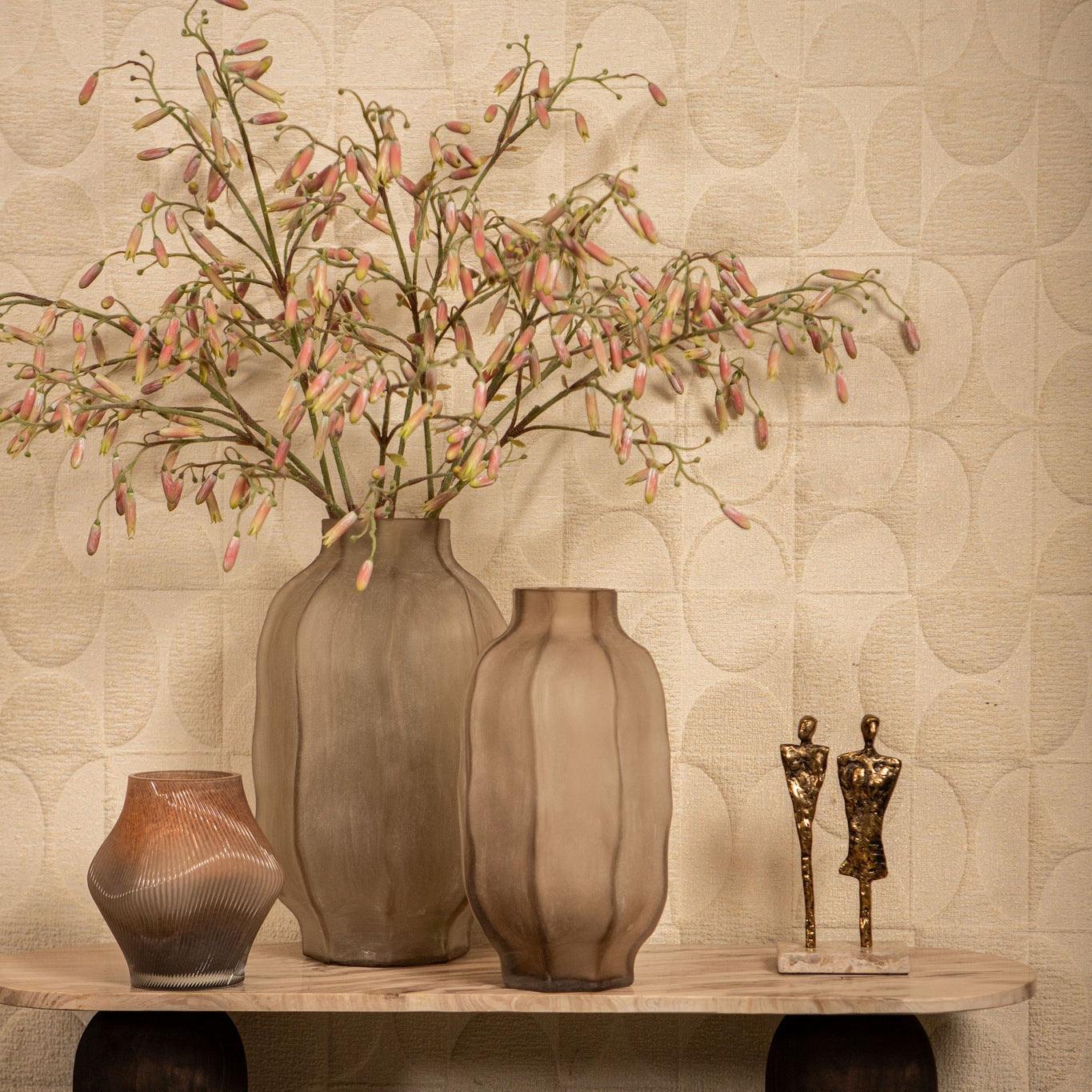 Beeld Darriel Beige Aluminium Koppel Op Marmeren Voet PTMD