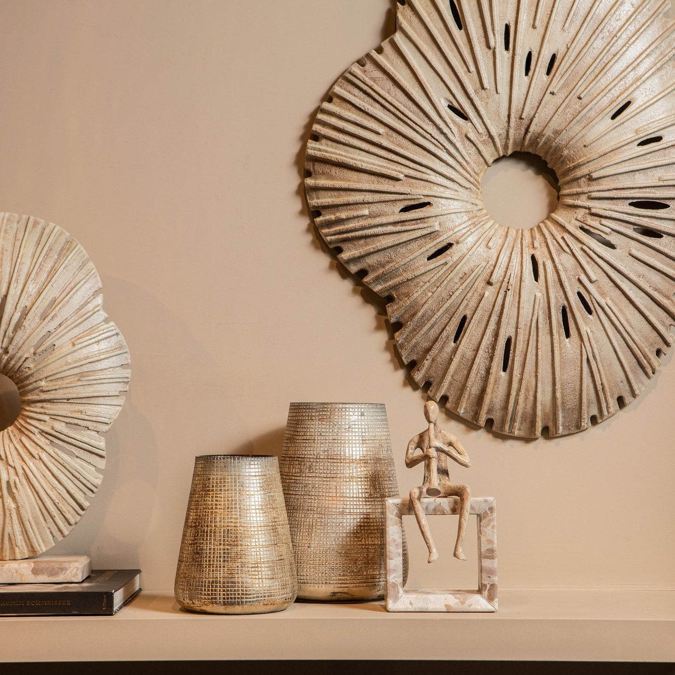 Aleria Beige Casted Alu Trumpet Man On Marble Base PTMD