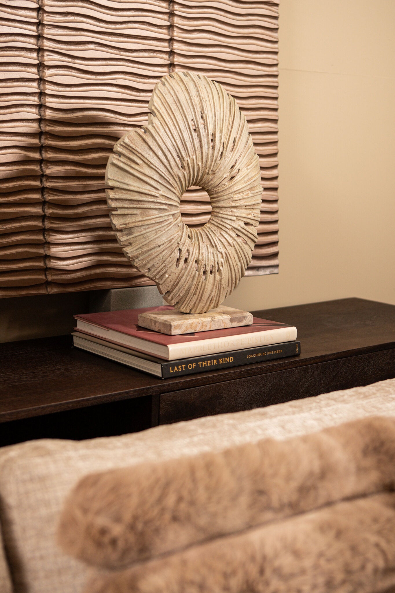 Vija Beige Casted Alu Organic Open Statue L PTMD
