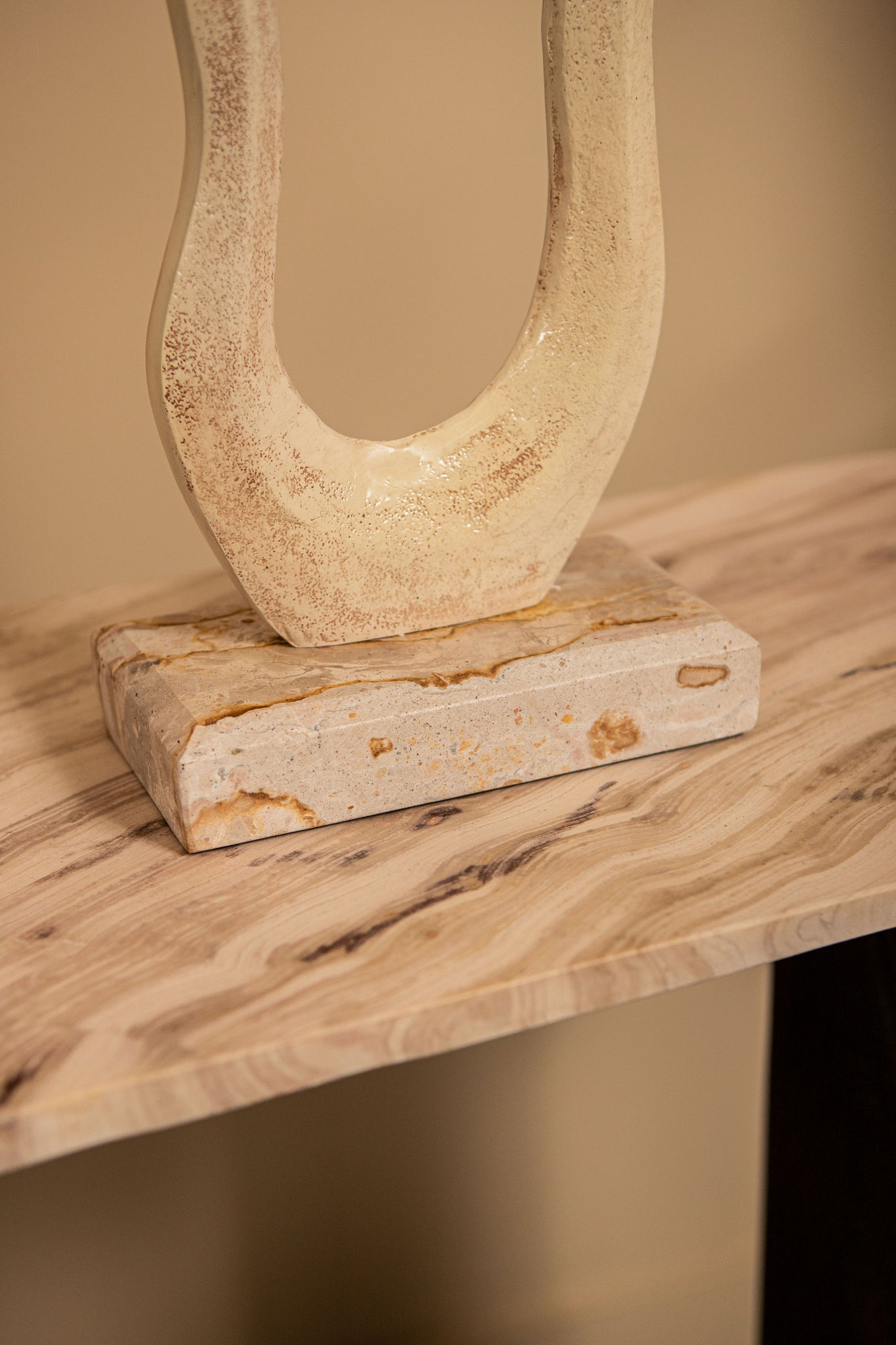 Beeld Camare Abstract Design Gegoten Aluminium Beige Small PTMD