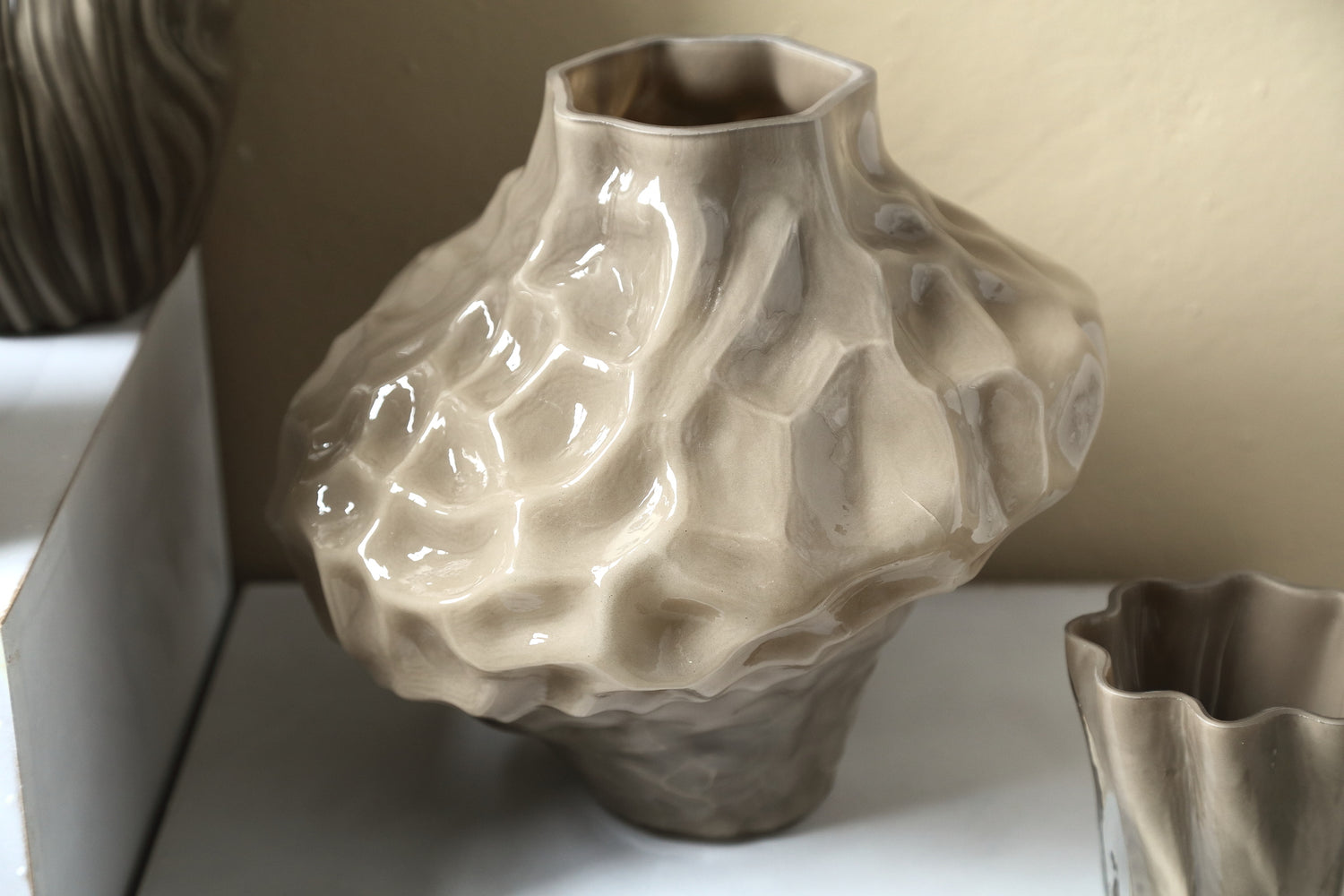 Vaas Moises Taupe Onregelmatig Glas Small PTMD