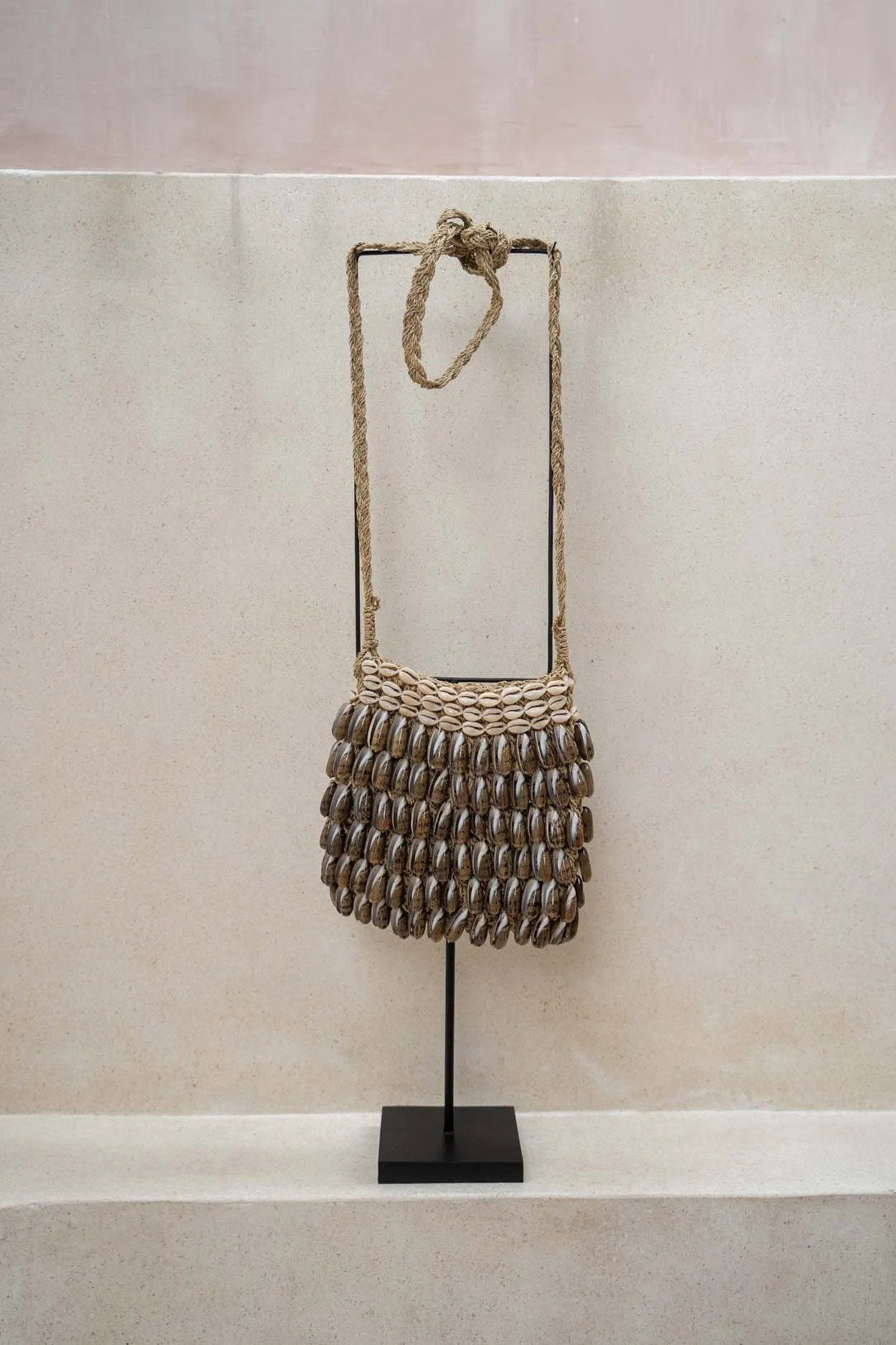 De Shell Purse Op Stand