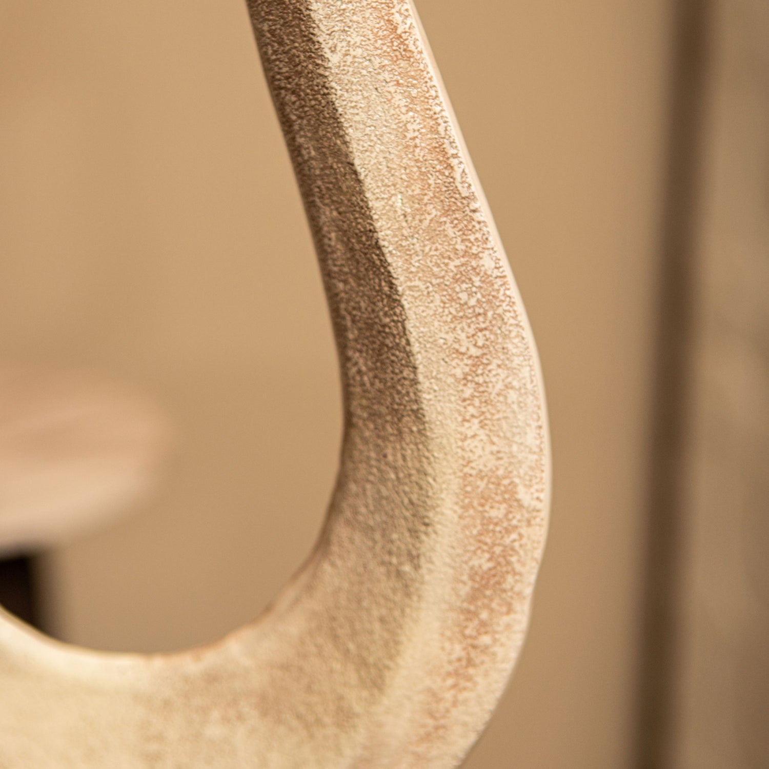 Beeld Camare Abstract Design Gegoten Aluminium Beige Medium PTMD