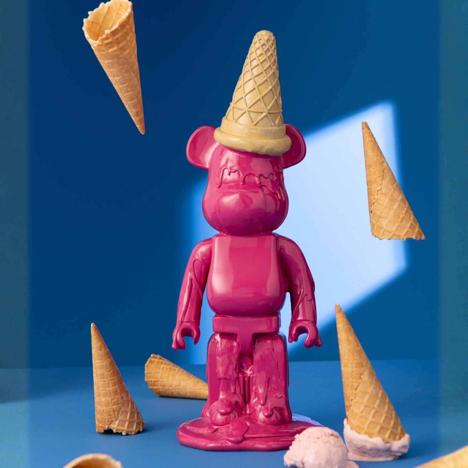 Beertje met IJshoorn op Hoofd Roze Beeldje J-Line