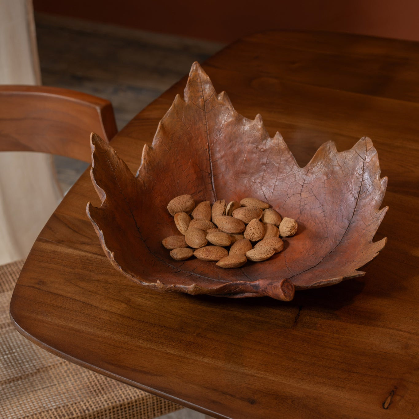 files/J-Line_decoratieve_bladschaal_gebruikt_als_tafeldecoratie_herfst_met_noten_oranje_bruine_schaal_in_bladvorm.jpg