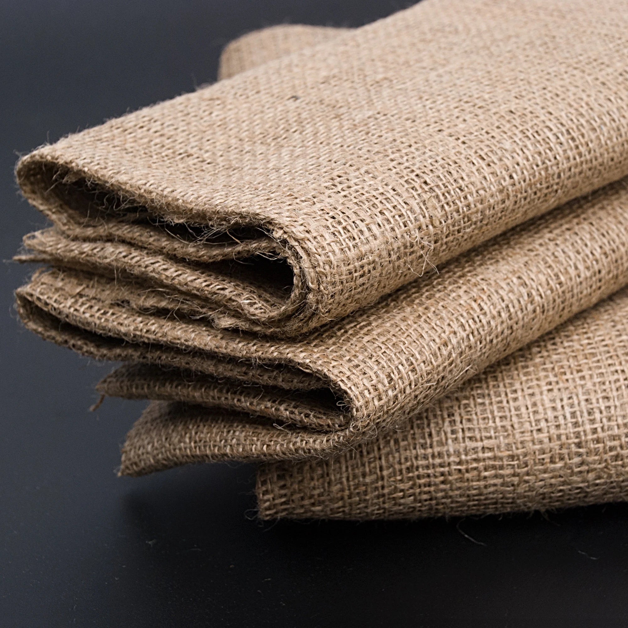 Jute stof met grove natuurlijke vezels, ideaal voor duurzame vloerkleden, manden en rustieke interieuraccenten