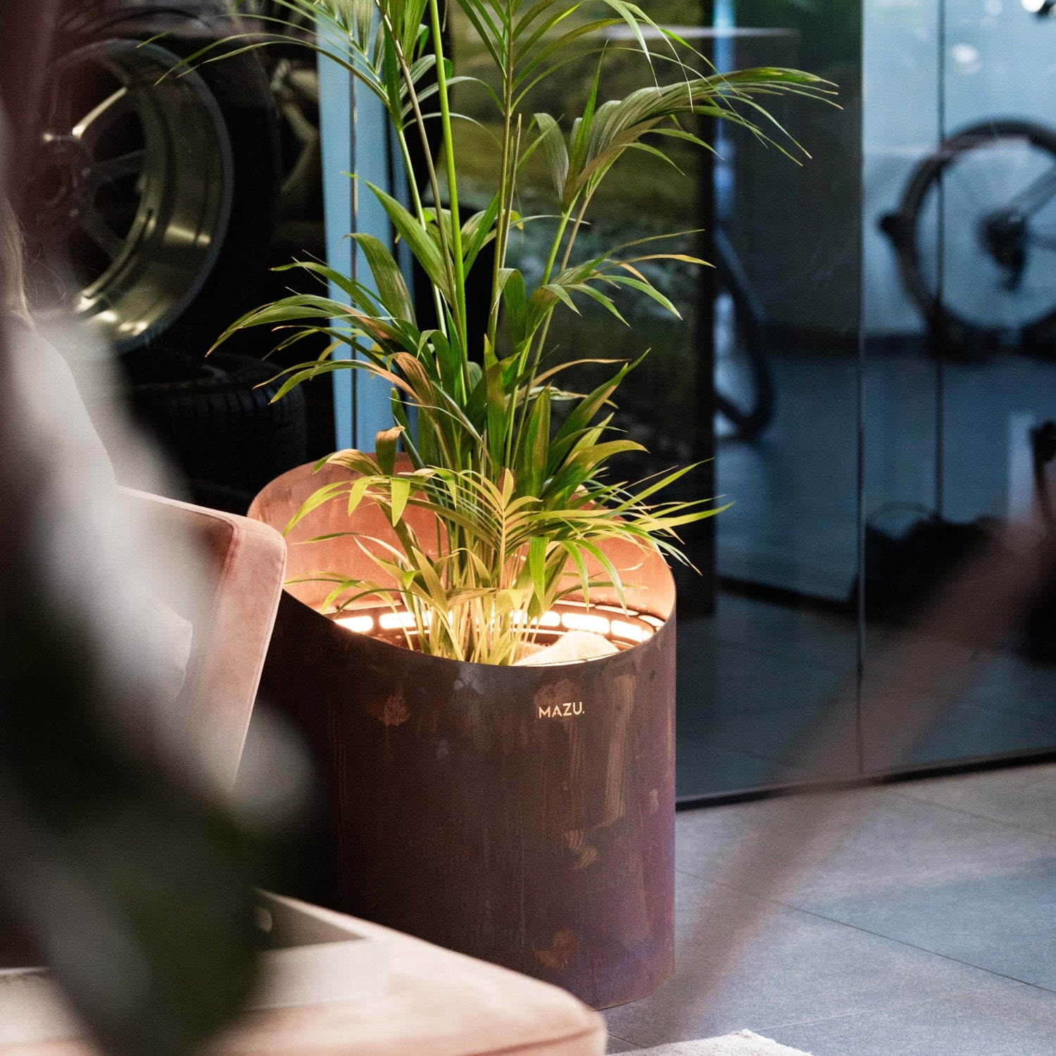 MAZU Wedge Luxe LED Plantenpot Zwart Bruin