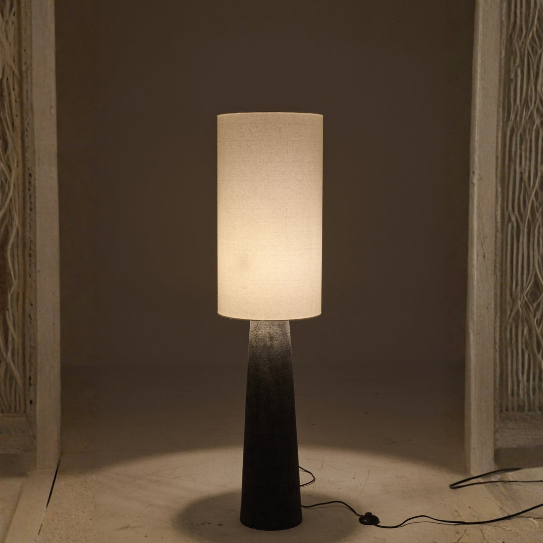 Staanlamp Ava Fiberglas Zwart/Wit Medium J-Line