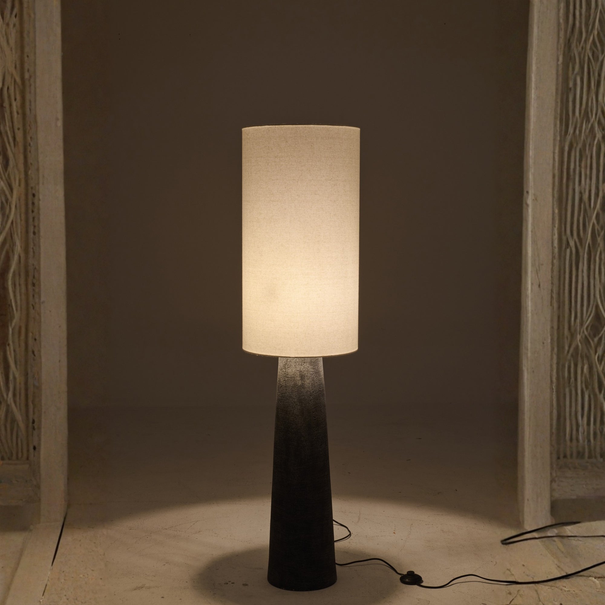 Staanlamp Ava Fiberglas Zwart/Wit Medium J-Line