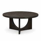 Salontafel Guus van Starfurn, rond zwart mangohouten blad van 80cm op een lage voet, gestyled aanzicht