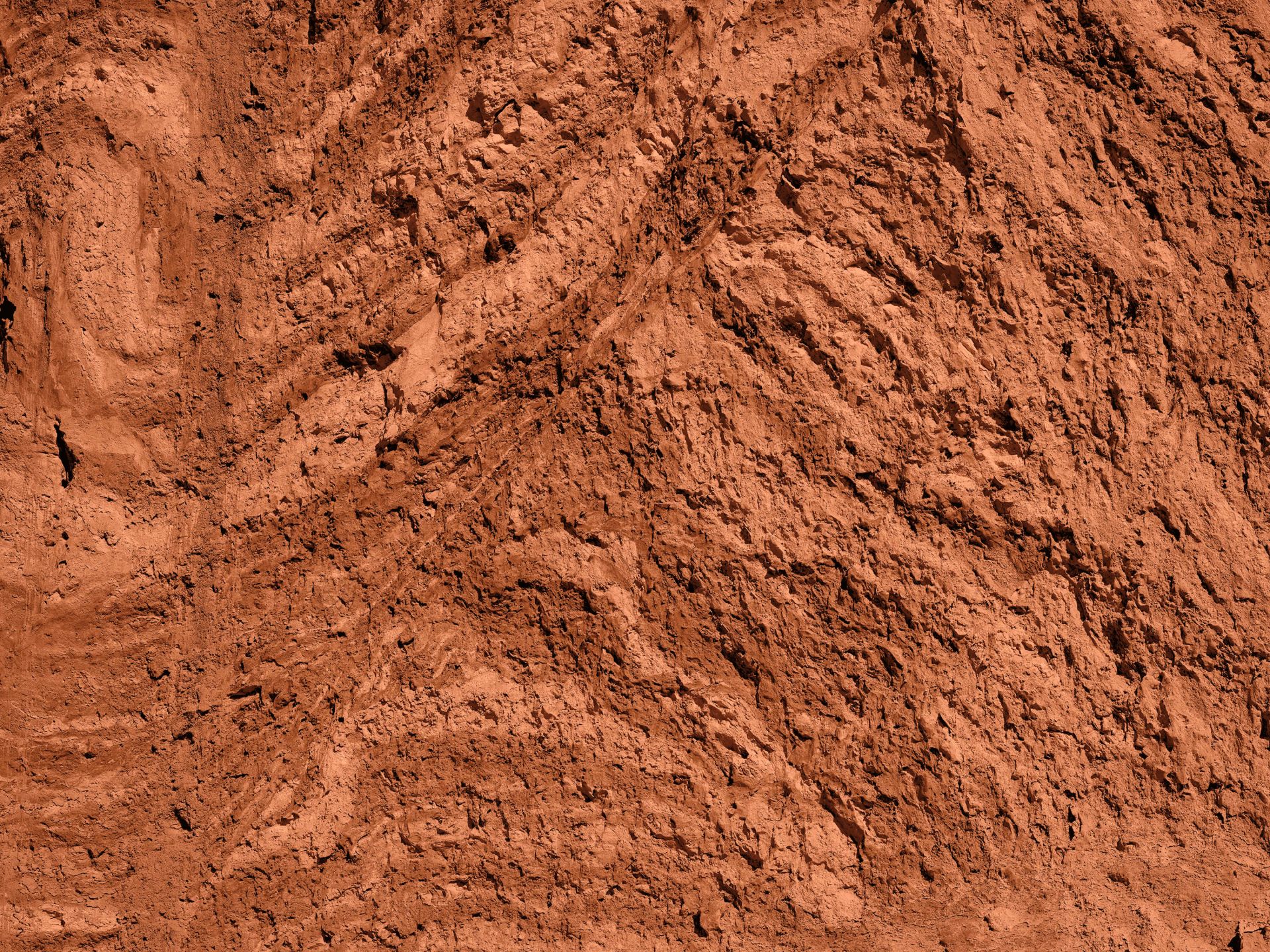 Terracotta met warme roodbruine kleur en matte textuur, gebruikt voor bloempotten, servies en decoratieve accenten in huis en tuin
