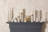 Alani Kandelaar Marmer Beige Geribbeld Small van PTMD, geribbelde kandelaar in een sfeervol interieur