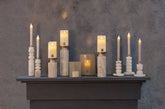 Alani Kandelaar Marmer Beige Geribbeld Small van PTMD, kandelaar in beige marmer gestyled in een woonsfeer