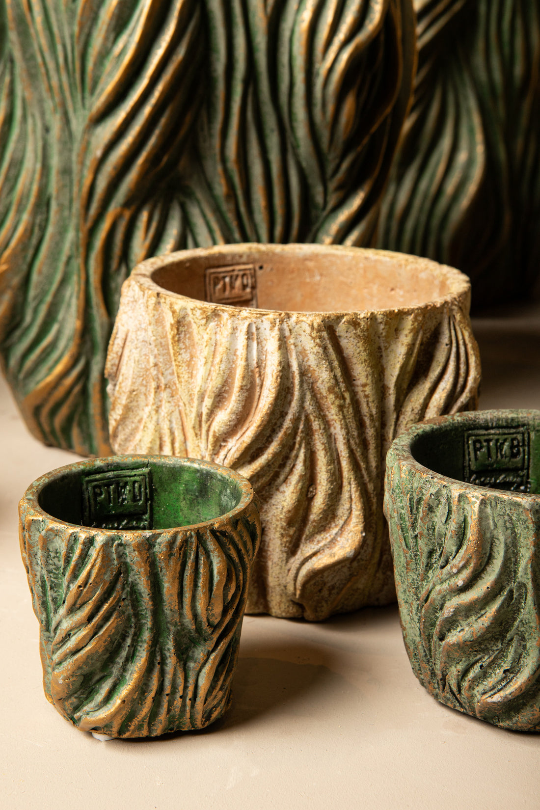 Alexio Green Round Cement Pot Wavy Lines High L Ø20xH45cm PTMD - Pot - PTMD - livinglovely.nl