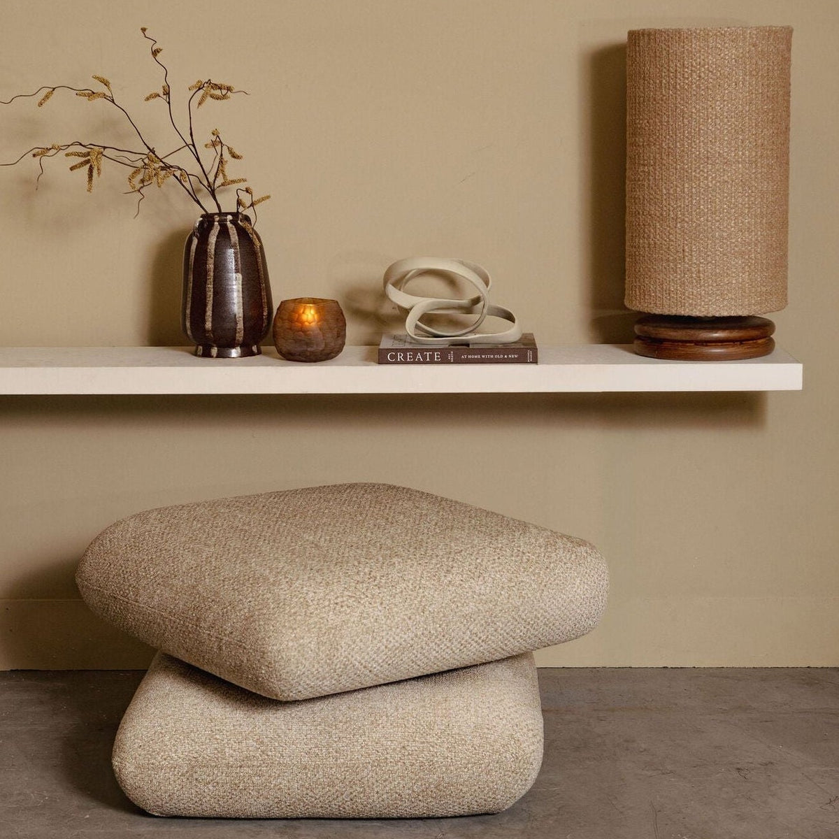 Aro Draaipoef Opulence Taupe van PTMD, sfeerbeeld van de draaipoef in taupe