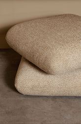 Aro Draaipoef Opulence Taupe van PTMD, sfeerfoto van de draaipoef in een interieur