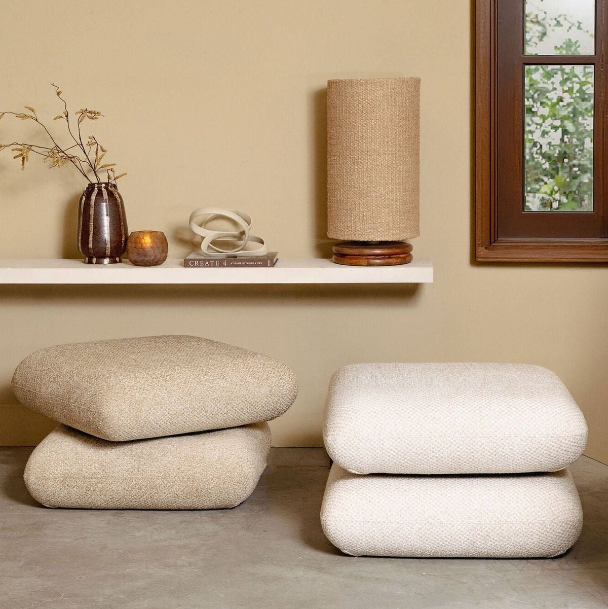 Aro Draaipoef Opulence Taupe van PTMD, sfeerbeeld van de opulence bekleding in een interieur