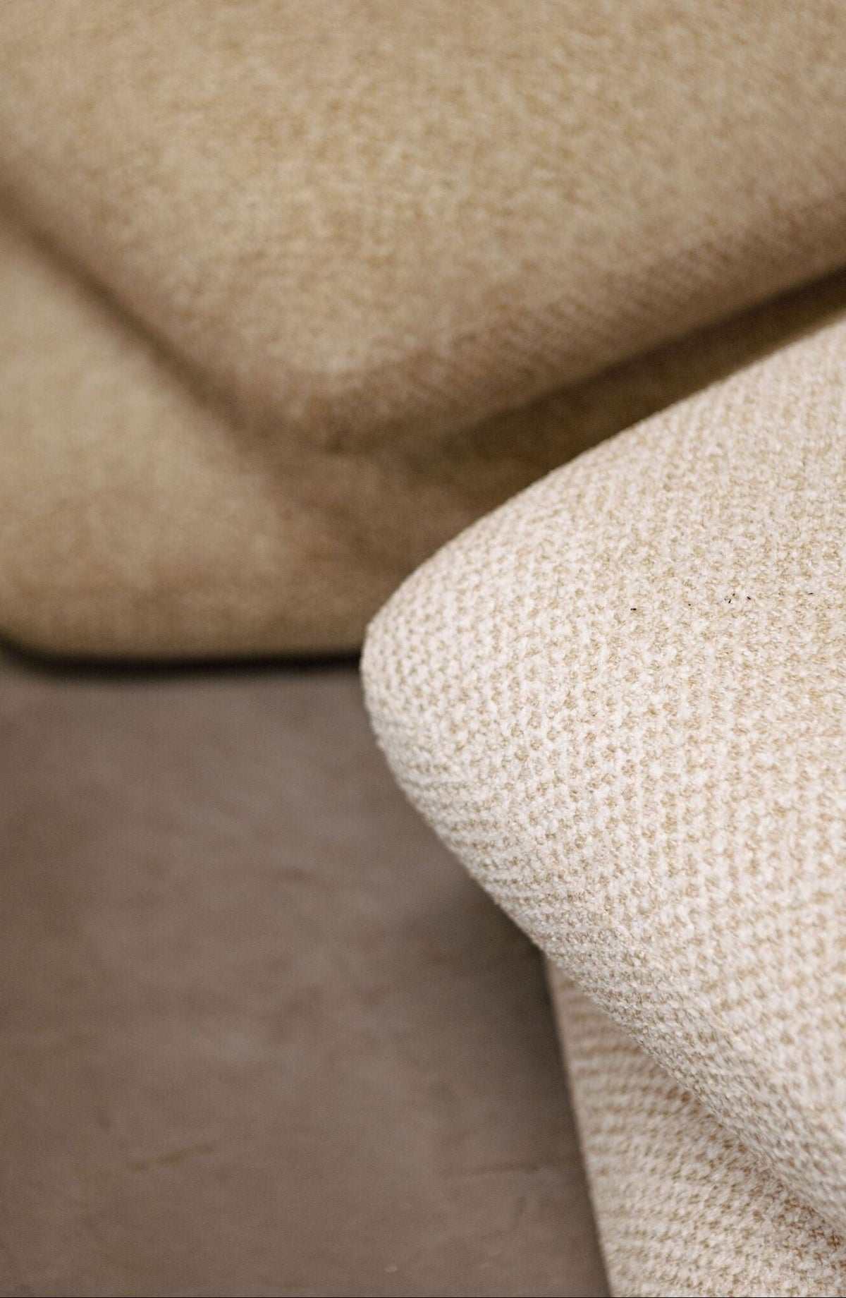 Aro Draaipoef Opulence Taupe van PTMD, staande sfeerfoto van de poef in de woonkamer