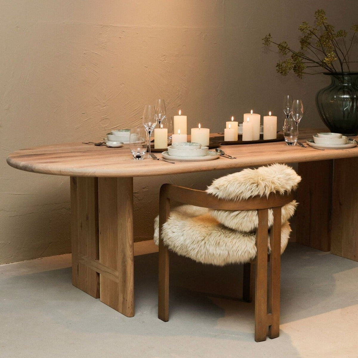 Avelon Eetkamerstoel Echte Schapenvacht Beige Essenhout van PTMD, eetkamerstoel in echte schapenvacht in een interieur