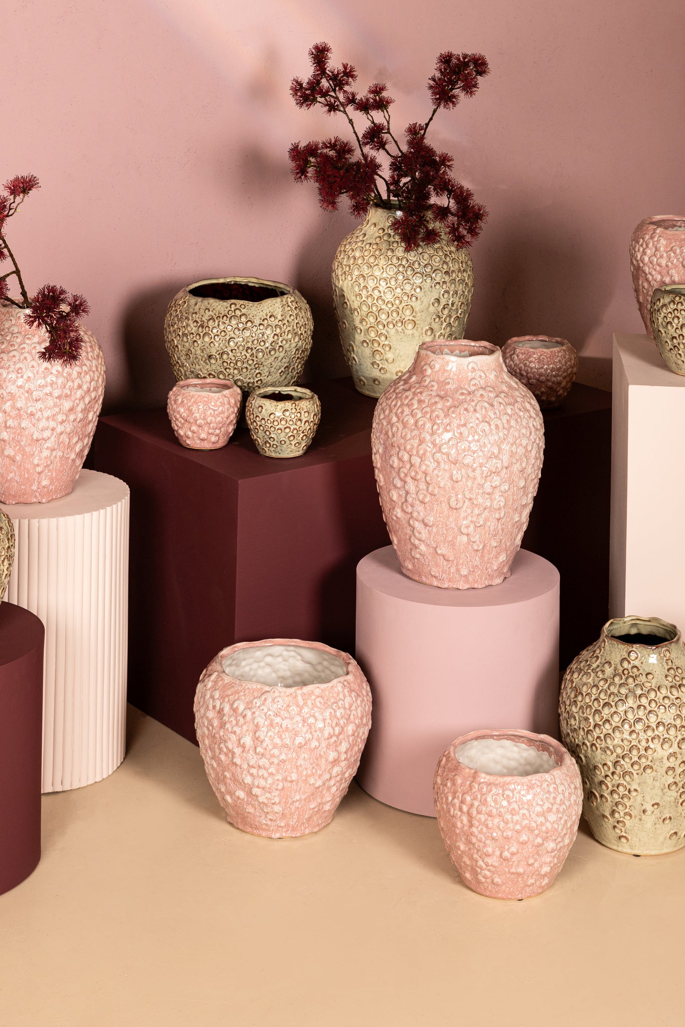 Avis PInk Ceramic Pot Round Shaped Scales Low XL Dia26,5xH22,5cm PTMD - Pot - PTMD - livinglovely.nl