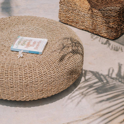 Detail van het handgeweven bananenblad van de Orilla poef van Laui Lounge