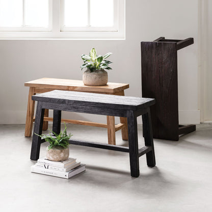 Bankje Trinity Zwart van gerecycled teakhout in een interieur