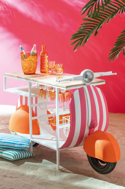 Sfeerfoto van het barmeubel Scooter van J-Line in een zomers interieur